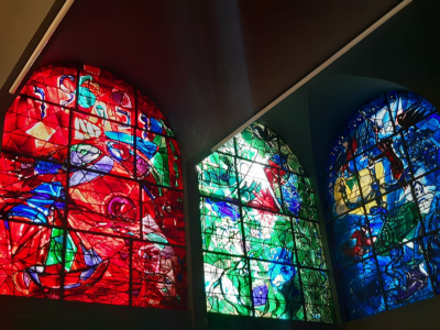 Ontroerd door de wereldberoemde glazen van Chagall.