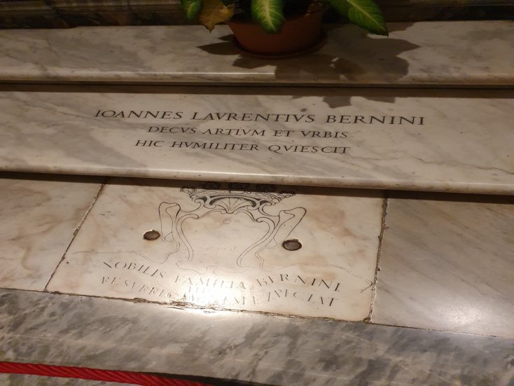Een marmeren opschrift met daarop 'Bernini'.