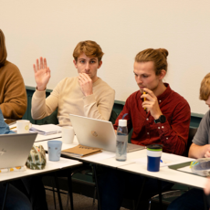Studenten in gesprek tijdens college