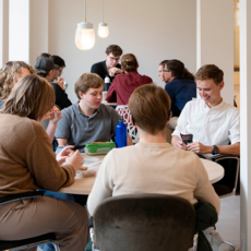 Studenten lunchen in de ontmoetingsruimte van de PThU