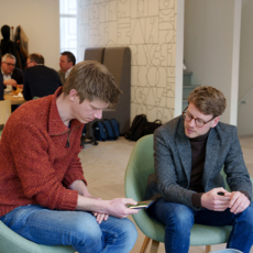 Twee PhD-studenten van de PThU in de gezamenlijke ruimte