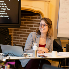 Een docent geeft college bij de PThU