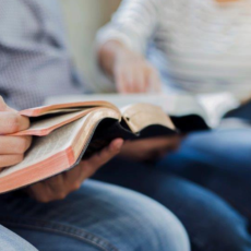 Een groep mensen leest samen de Bijbel.