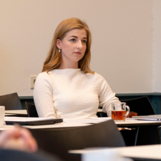 Een studente tijdens een college