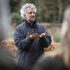 Een docent geeft uitleg tijdens een nascholingscursus