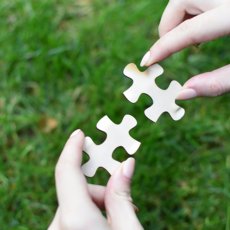 Twee mensen zijn samen een puzzel aan het maken.