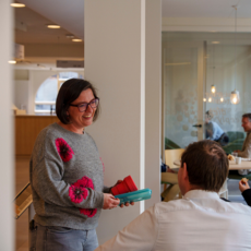 Medewerkers in gesprek in de ontmoetingsruimte