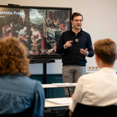 Een student geeft een presentatie tijdens een college