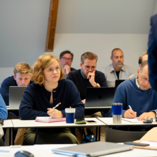 Studenten luisteren naar de docent tijdens een college