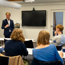 Studenten in de master theologie volgen een college