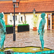 Twee standbeelden in Praag