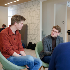 Twee promovendi in gesprek