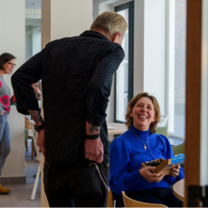 De huismeester in gesprek met een student