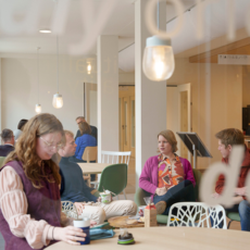 Studenten en medewerkers van de PThU in de ontmoetingsruimte aan de Jansdam